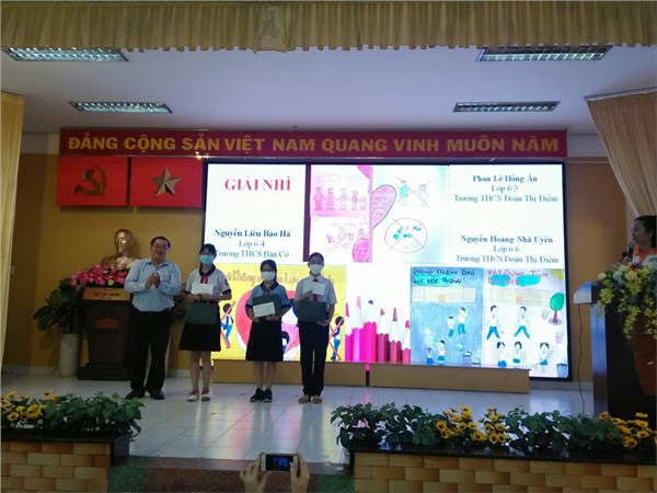 Học sinh nhận giải cuộc thi vẽ tranh cổ động năm 2022